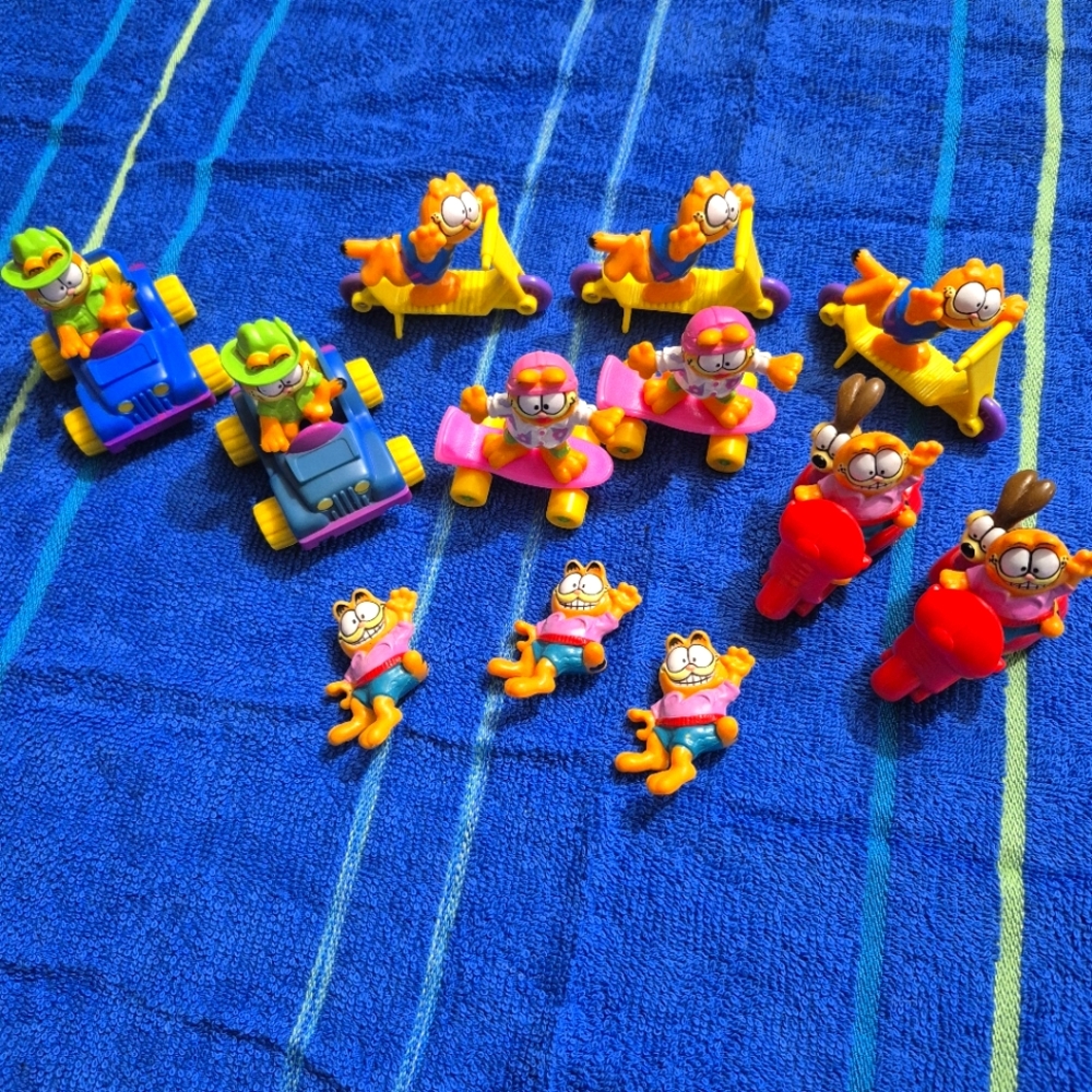 Lot of 12 Vintage 1980s McDonald's Garfield Toys